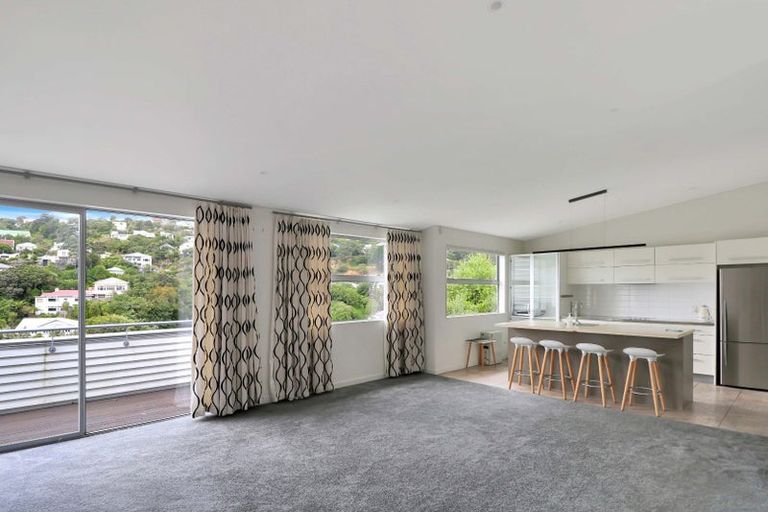 Photo of property in 20 Tiketike Way, Brooklyn, Wellington, 6021