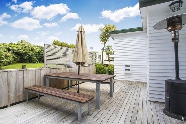 Photo of property in 59 Woodside Road, Massey, Auckland, 0614