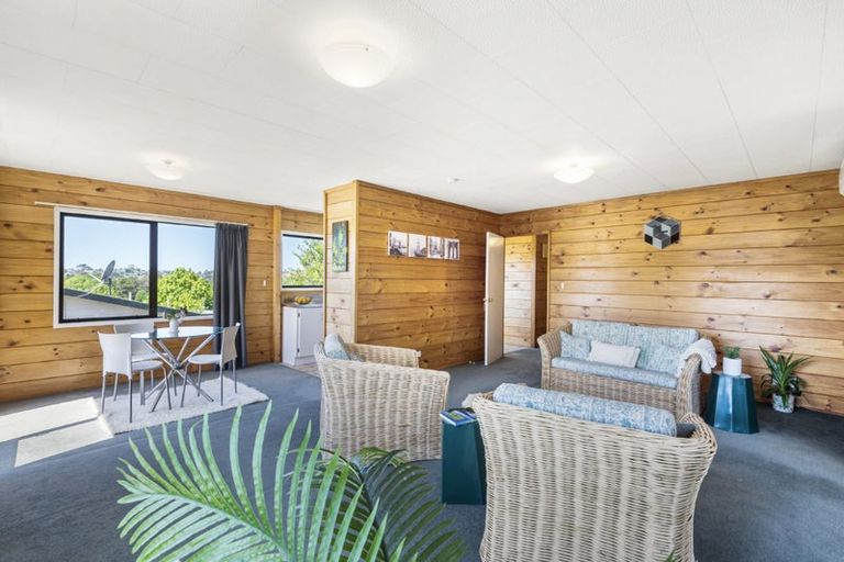 Photo of property in 1/8 Camilla Grove, Totara Vale, Auckland, 0629