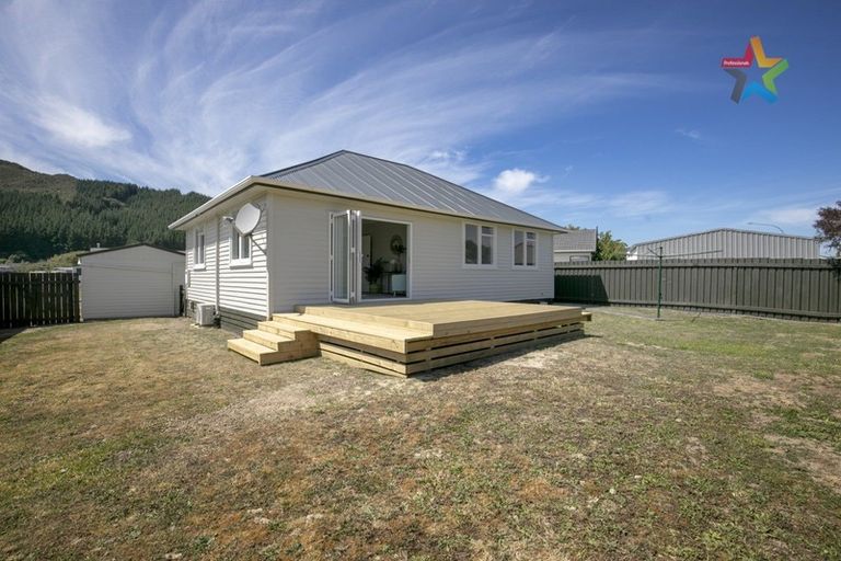 Photo of property in 17 Grimsby Grove, Wainuiomata, Lower Hutt, 5014