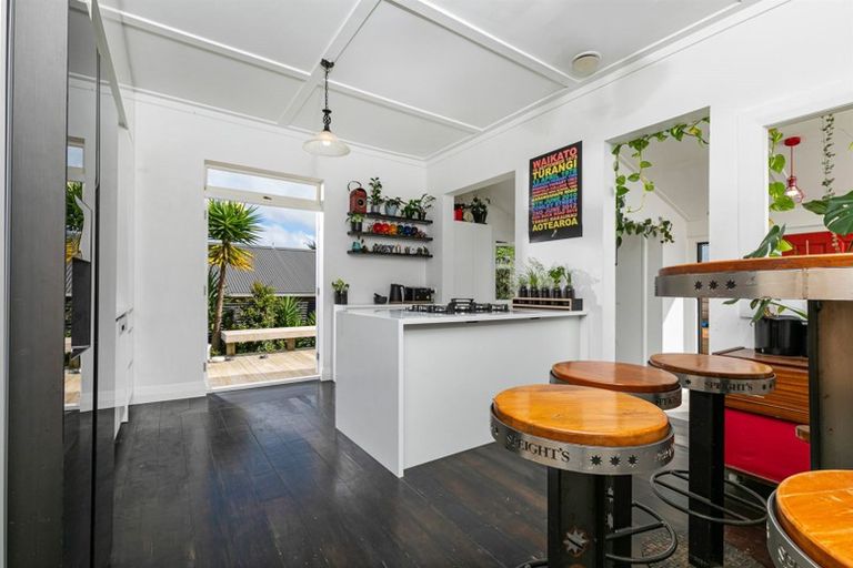 Photo of property in 5 Don Buck Road, Henderson, Auckland, 0614