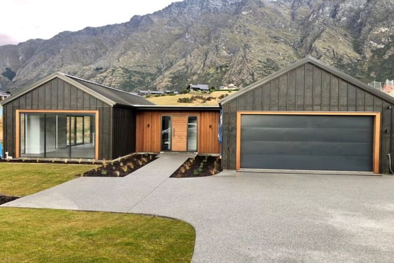 Photo of property in 16 Kinross Lane, Jacks Point, Queenstown, 9371