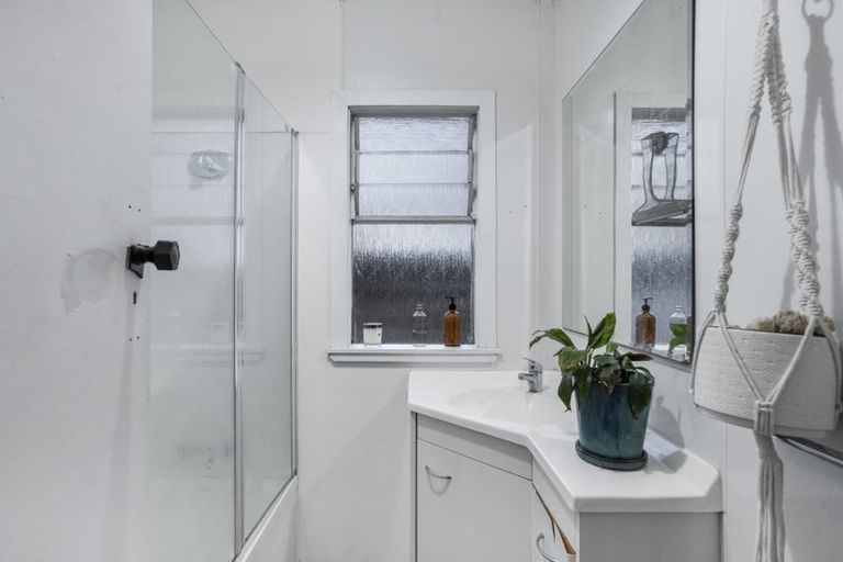 Photo of property in 91 Hutchinson Avenue, New Lynn, Auckland, 0600