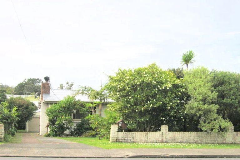 Photo of property in 22 Red Beach Road, Red Beach, 0932