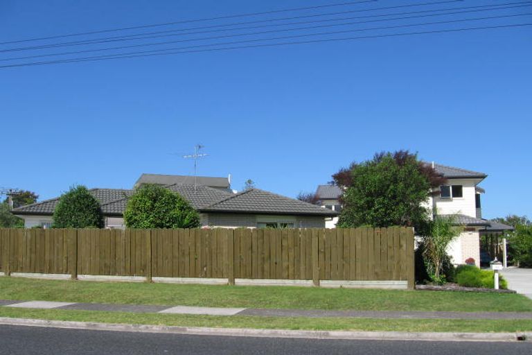 Photo of property in 1/2 Law Street, Torbay, Auckland, 0630