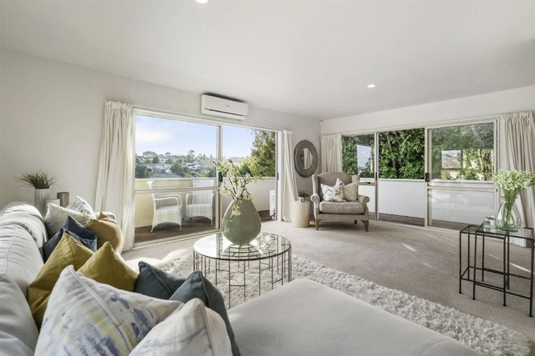 Photo of property in 2/160 Forrest Hill Road, Forrest Hill, Auckland, 0620