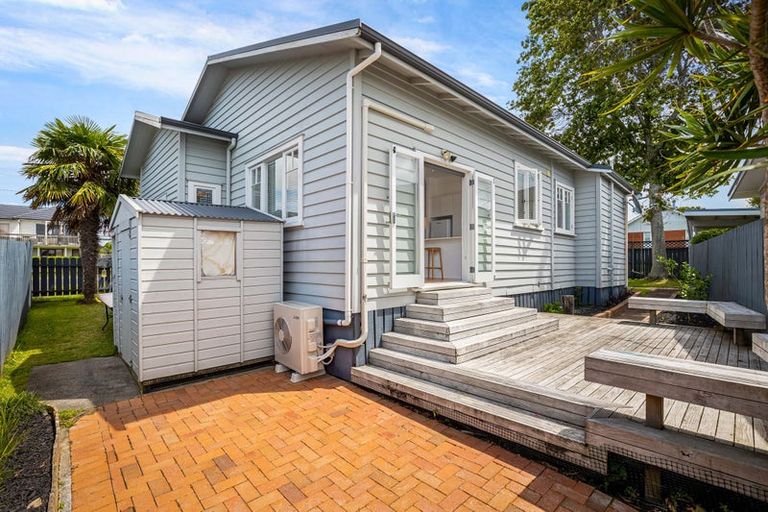Photo of property in 12 Rewarewa Road, Te Atatu Peninsula, Auckland, 0610