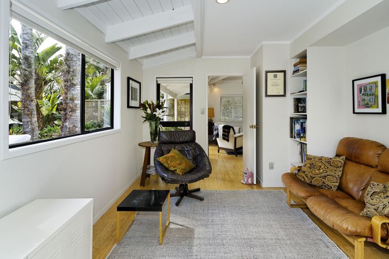 Photo of property in 111 Daffodil Street, Titirangi, Auckland, 0604