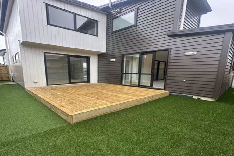 Photo of property in 15 Lowtherhurst Road, Massey, Auckland, 0614