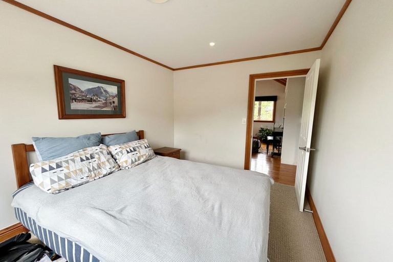 Photo of property in 33 Cornwall Road, Lyttelton, 8082