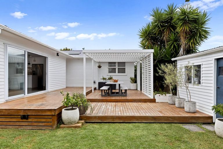 Photo of property in 11 Brennan Avenue, Te Atatu Peninsula, Auckland, 0610