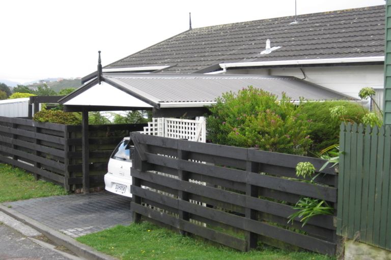 Photo of property in 24 Evesham Place, Newlands, Wellington, 6037