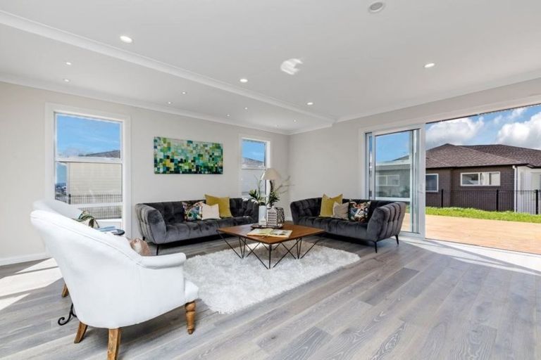 Photo of property in 10 Spyglass Street, Red Beach, 0932