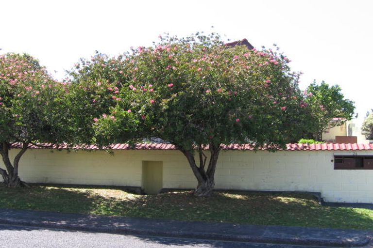 Photo of property in 2/24 Geoffrey Road, Torbay, Auckland, 0630