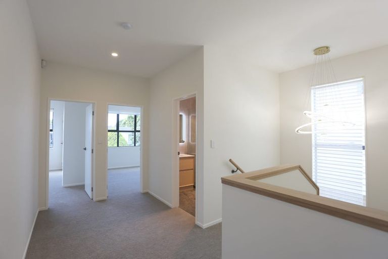 Photo of property in 1a Kirkdale Place, Northcross, Auckland, 0632