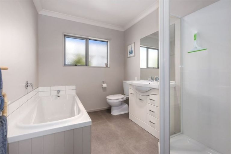 Photo of property in 2 Gennaker Lane, Whitby, Porirua, 5024