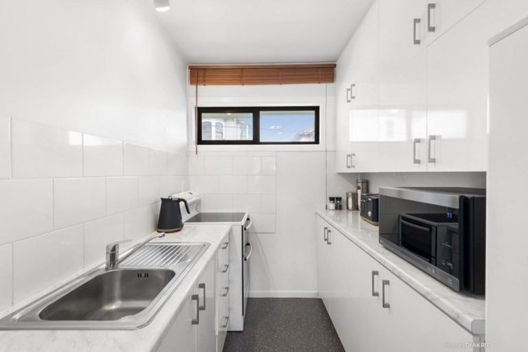 Photo of property in 4f9 Claremont Grove, Mount Victoria, Wellington, 6011