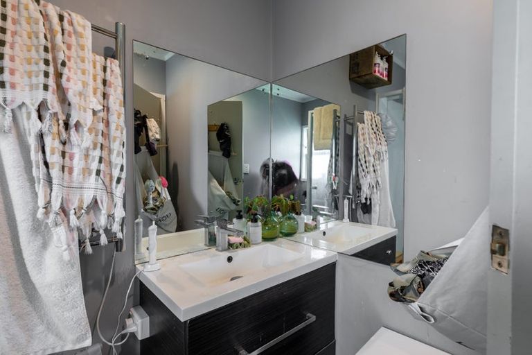 Photo of property in 2/27 Nikau Street, New Lynn, Auckland, 0600