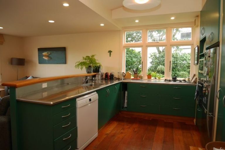 Photo of property in 152 Kelburn Parade, Kelburn, Wellington, 6012