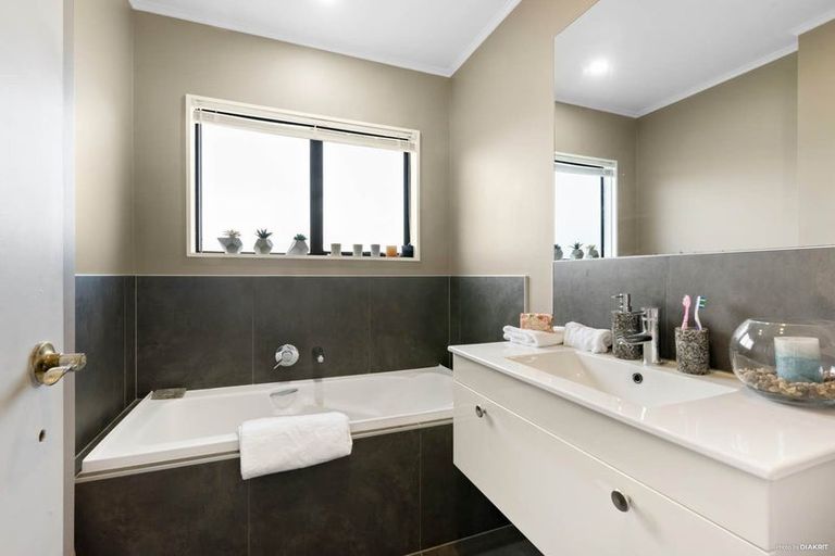 Photo of property in 37 Athena Drive, Totara Vale, Auckland, 0629