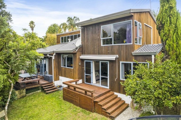 Photo of property in 10 St Lucia Place, Unsworth Heights, Auckland, 0632