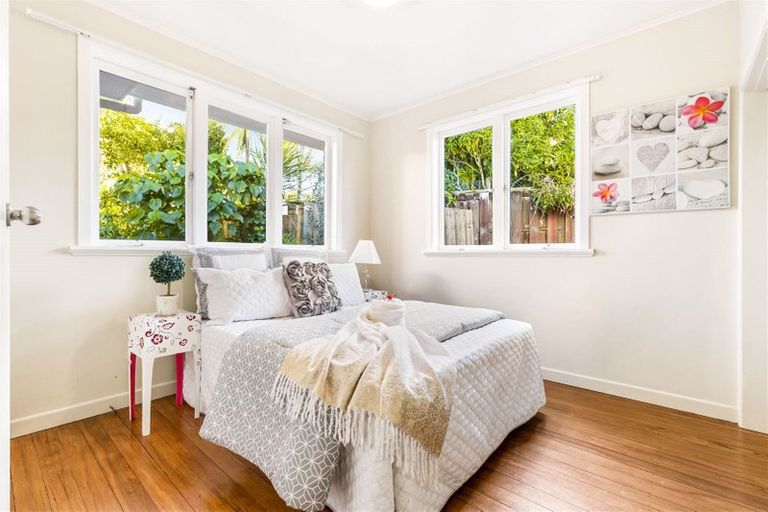 Photo of property in 122 Matipo Road, Te Atatu Peninsula, Auckland, 0610