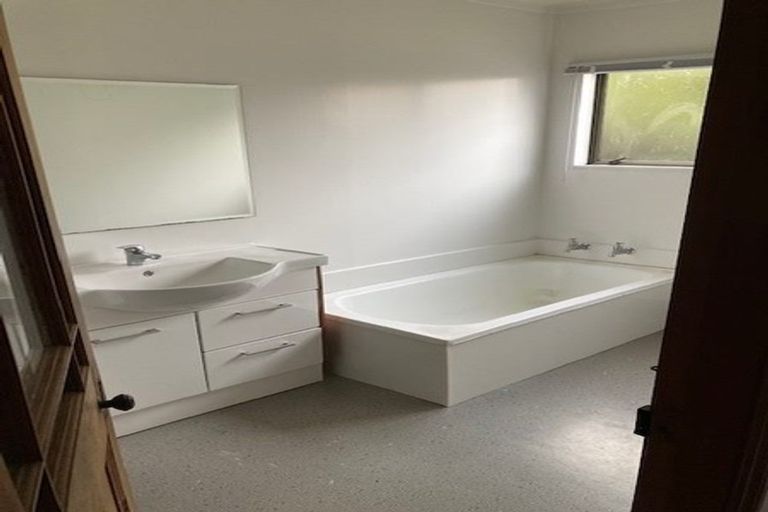 Photo of property in 10 Grumman Lane, Newlands, Wellington, 6037