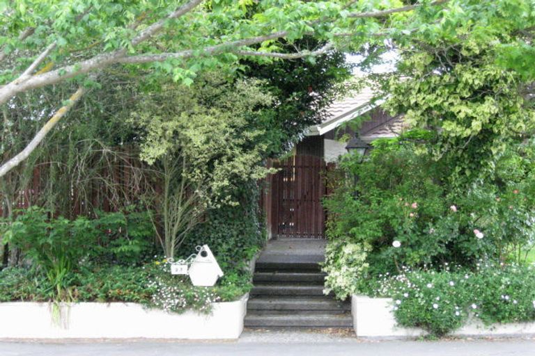 Photo of property in 27 Highland Place, Avonhead, Christchurch, 8042