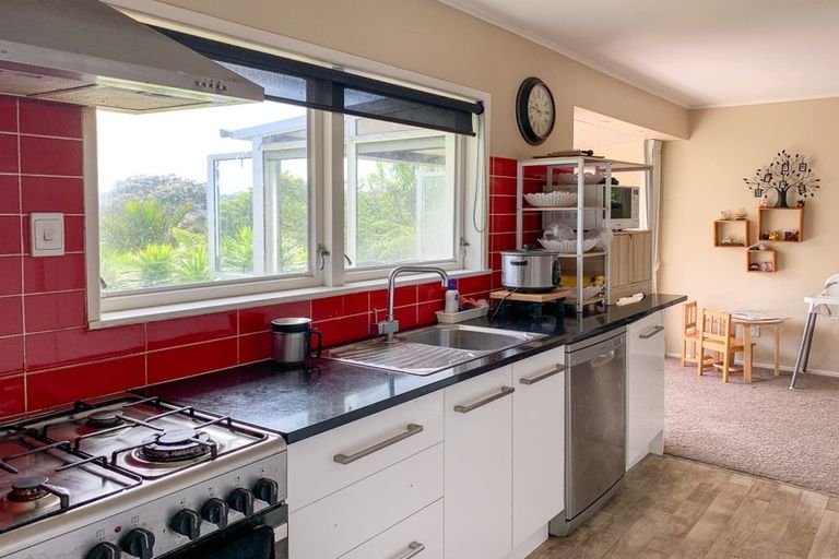 Photo of property in 44 Rimutaka Place, Titirangi, Auckland, 0604