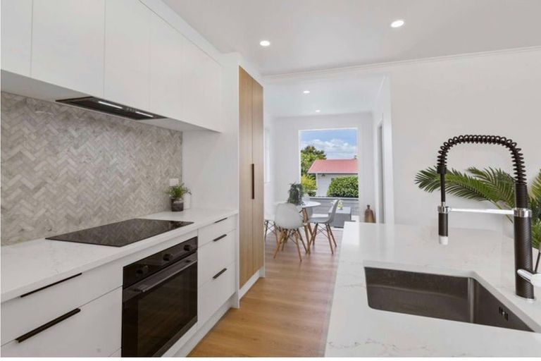 Photo of property in 32 Neil Avenue, Te Atatu Peninsula, Auckland, 0610