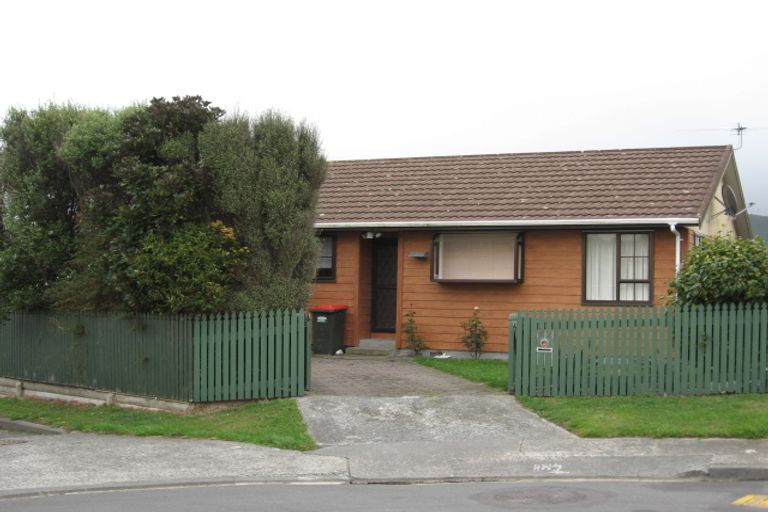 Photo of property in 22 Evesham Place, Newlands, Wellington, 6037