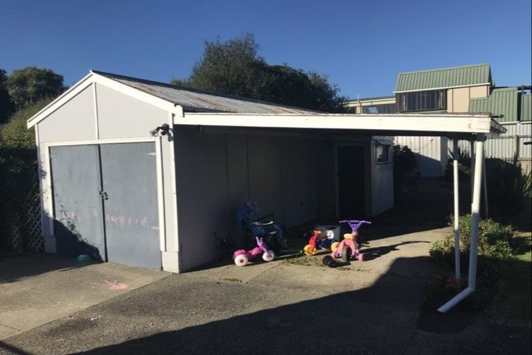 Photo of property in 105 Kawiu Road, Levin, 5510