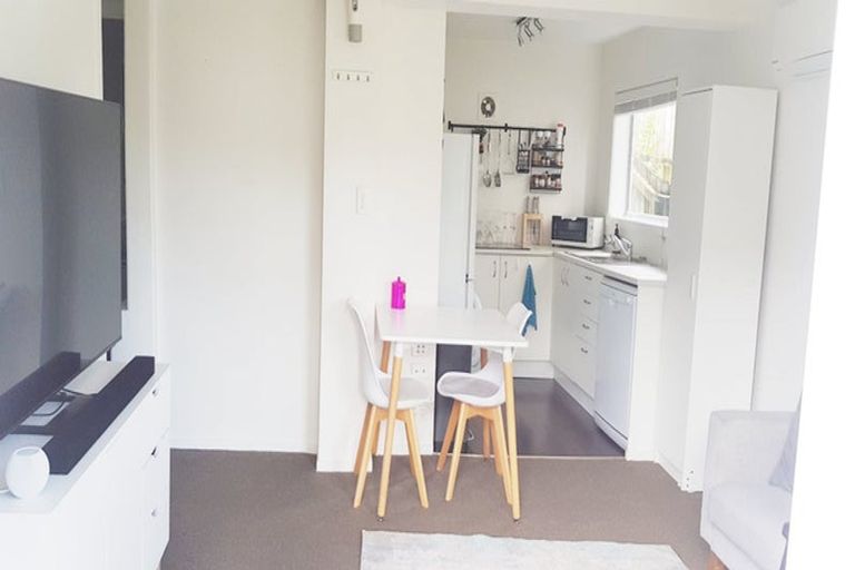 Photo of property in 7 Merville Avenue, Te Atatu South, Auckland, 0610