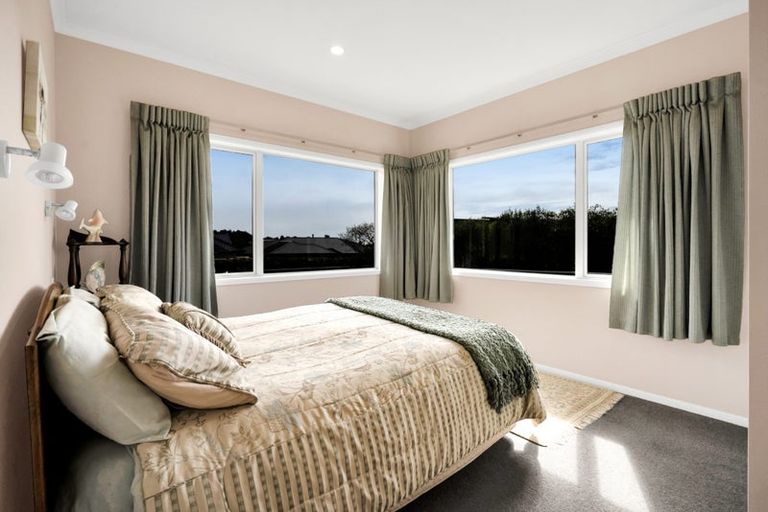 Photo of property in 5 Vardon Way, Waiwhakaiho, New Plymouth, 4312