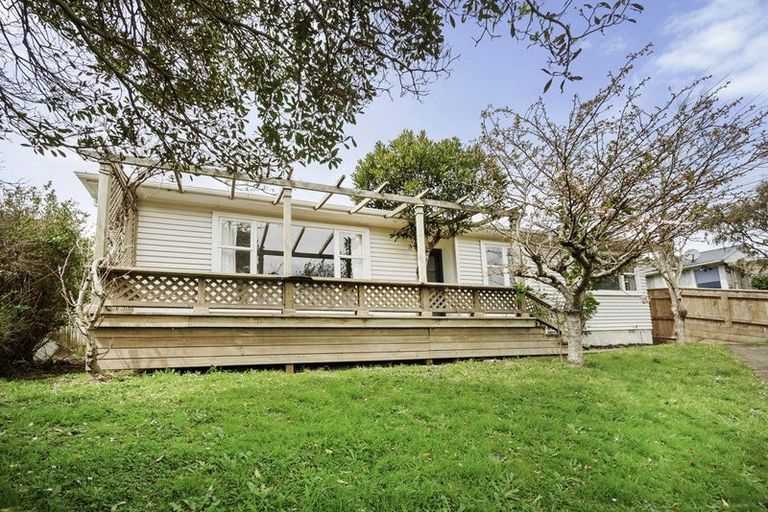 Photo of property in 49 Taylor Terrace, Tawa, Wellington, 5028