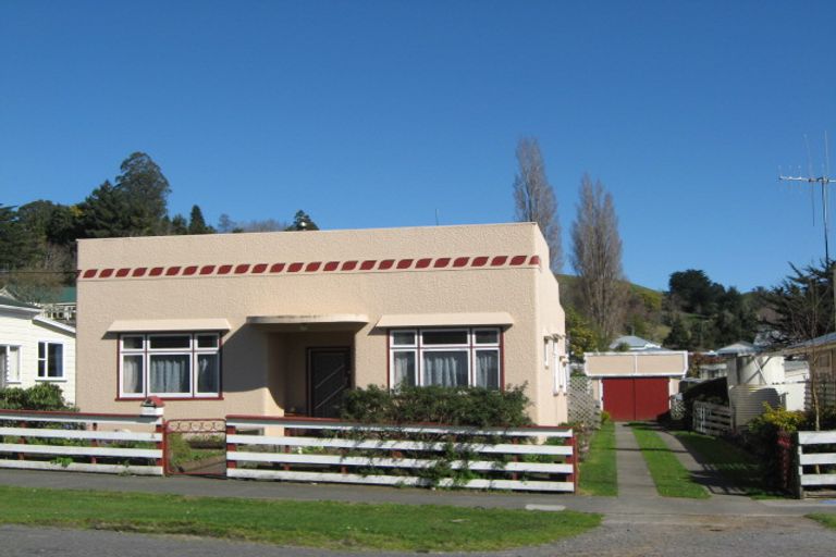 Photo of property in 28 Milne Street, Hunterville, 4730