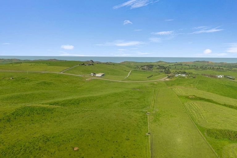 Photo of property in 177 Rehutai Road, Baylys Beach, 0377