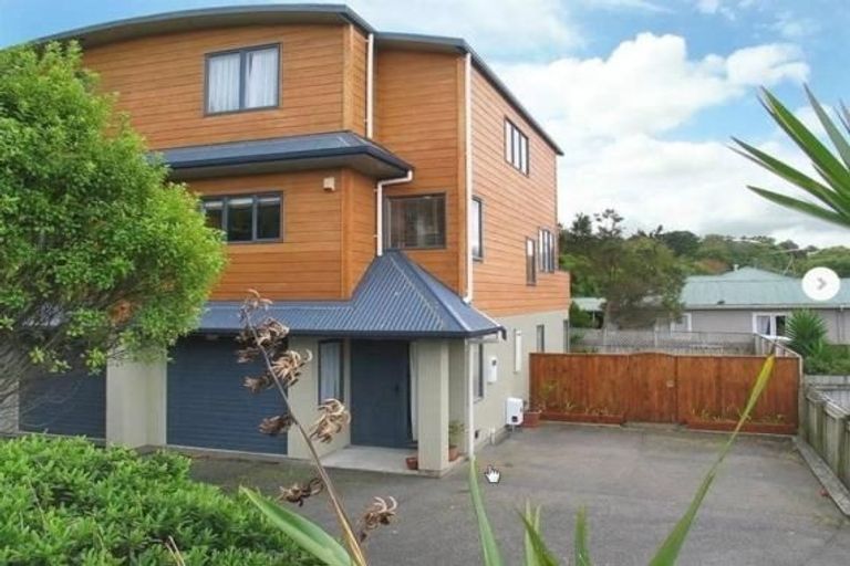 Photo of property in 2 Stella Grove, Newlands, Wellington, 6037