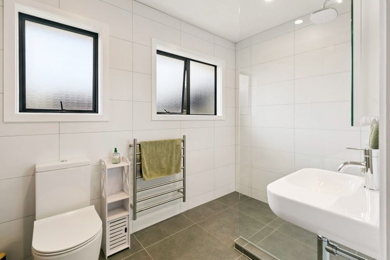 Photo of property in 104 Apu Crescent, Lyall Bay, Wellington, 6022