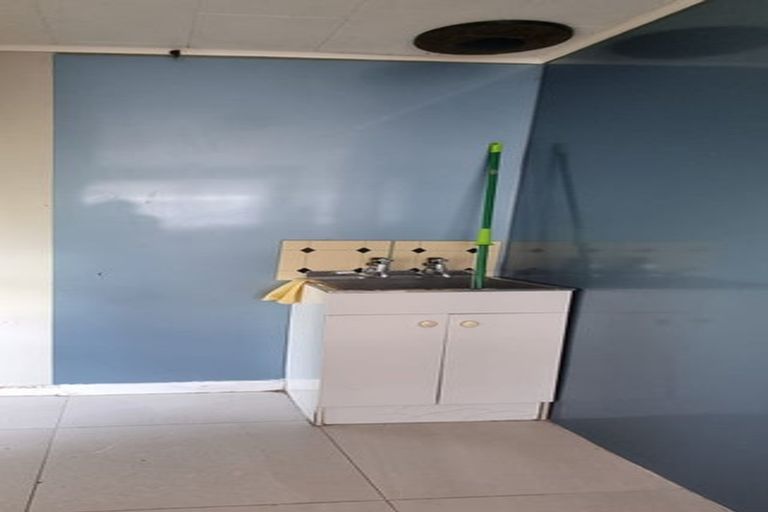 Photo of property in 8 Keeling Road, Henderson, Auckland, 0612