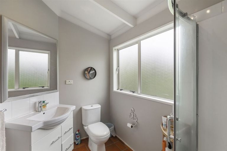 Photo of property in 40 Tyrico Close, Unsworth Heights, Auckland, 0632