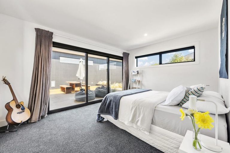 Photo of property in 17 Promontory Crescent, Newlands, Wellington, 6037