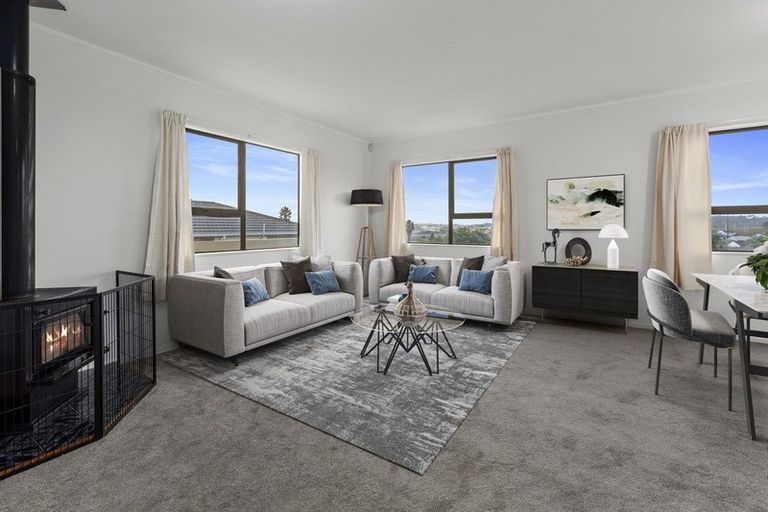 Photo of property in 2/15 Sevilla Place, Unsworth Heights, Auckland, 0632