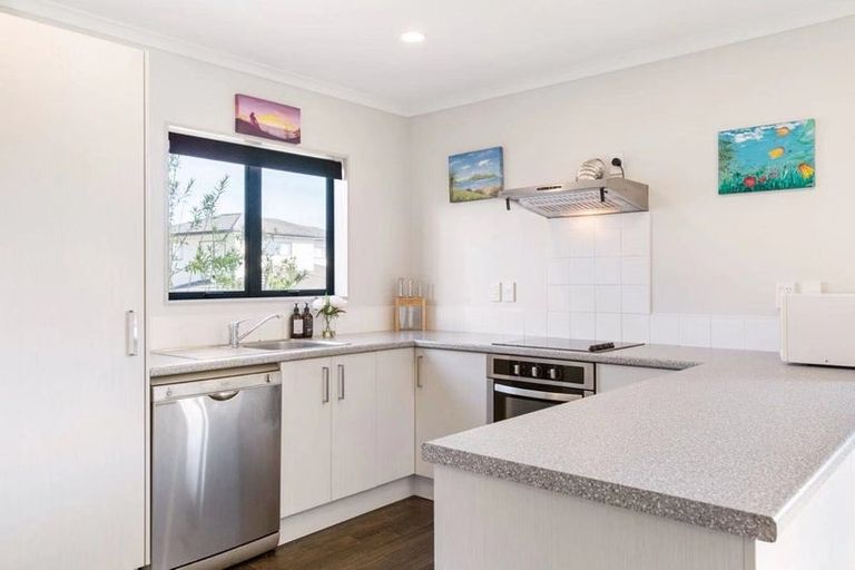 Photo of property in 68 Claverdon Drive, Massey, Auckland, 0614