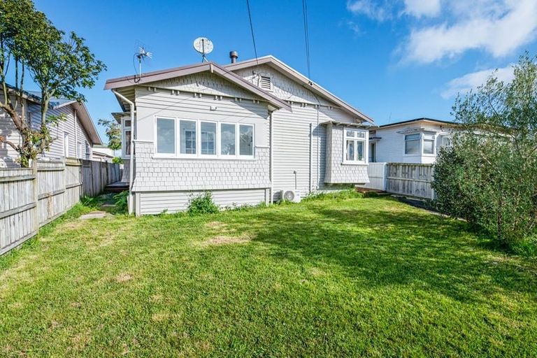 Photo of property in 118a Hutchinson Avenue, New Lynn, Auckland, 0600