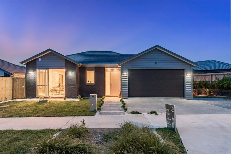 Photo of property in 41 Lumbarda Drive, Kumeu, 0810