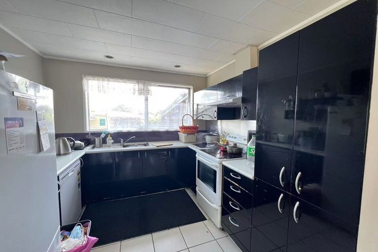 Photo of property in 48 Spence Road, Henderson, Auckland, 0612