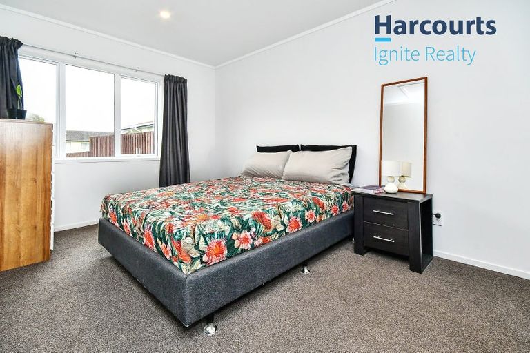 Photo of property in 8 Booker Place, Weymouth, Auckland, 2103