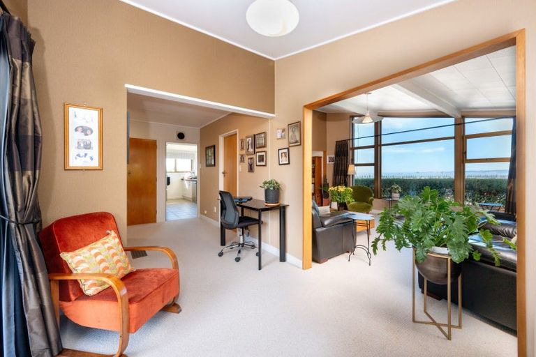 Photo of property in 33 Enfield Road, Hospital Hill, Napier, 4110