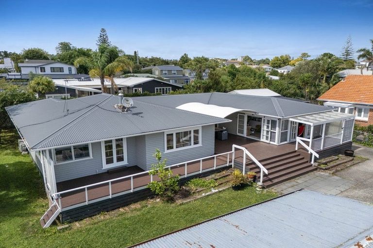 Photo of property in 133 Beach Haven Road, Beach Haven, Auckland, 0626